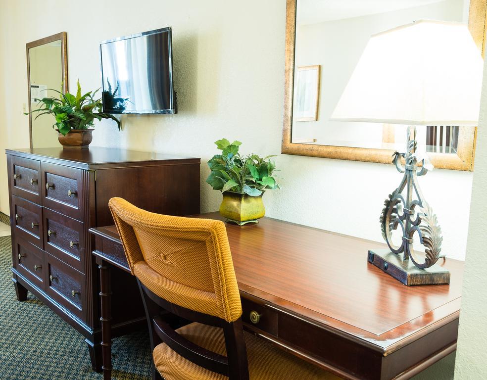 Quality Inn Tampa Lake Magdalene Dış mekan fotoğraf